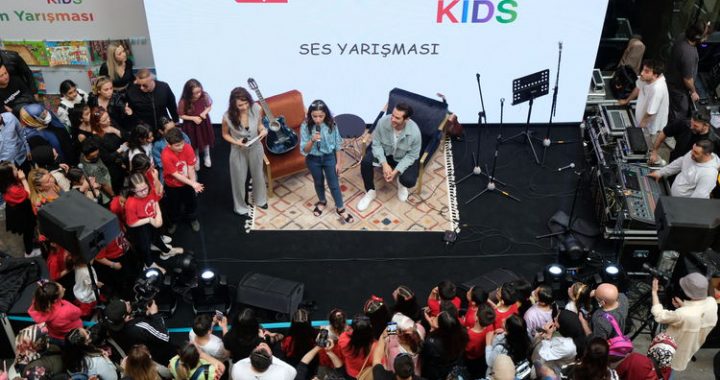 Kelebek Mobilya, 23 Nisan Ulusal Egemenlik ve Çocuk Bayramı'nı çocukların katılımıyla şarkıcı Cem Belevi'nin şarkıları eşliğinde coşkuyla kutladı. ( AA - Anadolu Ajansı )