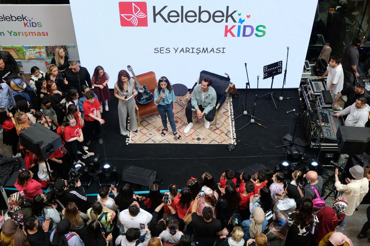 Kelebek Mobilya, 23 Nisan Ulusal Egemenlik ve Çocuk Bayramı'nı çocukların katılımıyla şarkıcı Cem Belevi'nin şarkıları eşliğinde coşkuyla kutladı. ( AA - Anadolu Ajansı )